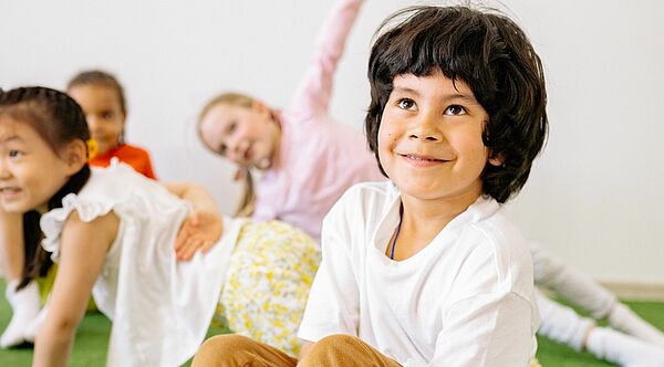 Assistenzkräfte-Kurs Junge mit anderen Kindern in einer Kindertagesstätte