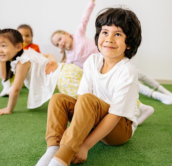 Assistenzkräfte-Kurs Junge mit anderen Kindern in einer Kindertagesstätte